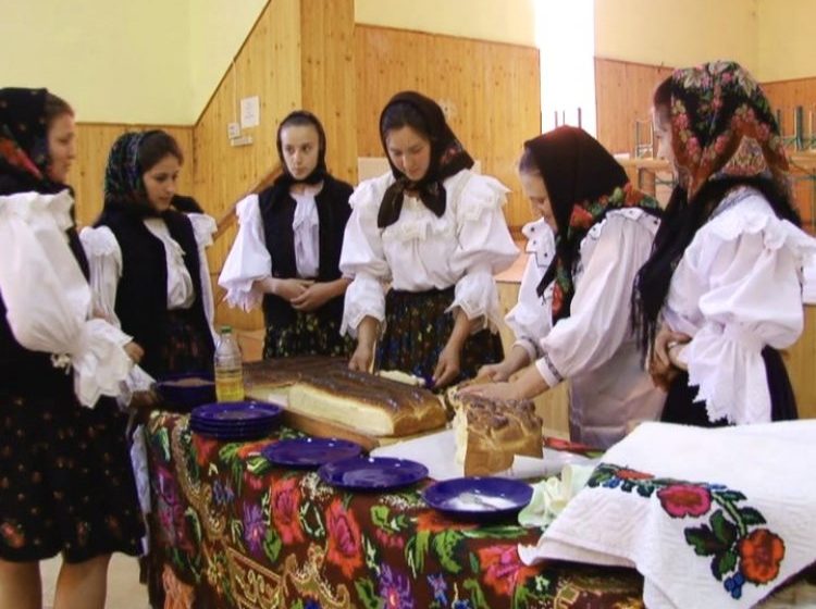 REPORTAJUL ZILEI: Obiceiurile legate de sărbătorile pascale le-au fost prezentate elevilor de la Şcoala Gimnazială din Budeşti REPORTAJUL ZILEI: Obiceiurile legate de sărbătorile pascale le-au fost prezentate elevilor de la Şcoala Gimnazială din Budeşti