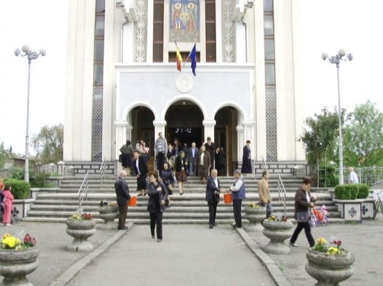 SIGHET: Sute de credincioşi au participat astăzi la slujbele ţinute în lăcaşurile de cult din municipiu sau au mers la Mănăstirea “Izvorul Tămăduirii” din Petrova SIGHET: Sute de credincioşi au participat astăzi la slujbele ţinute în lăcaşurile de cult din municipiu sau au mers la Mănăstirea “Izvorul Tămăduirii” din Petrova