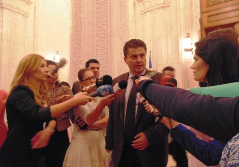 BARONUL PUILOR: Florin Popescu scapă de arestarea preventivă. "Nu am mâncat nici măcar o aripă" BARONUL PUILOR: Florin Popescu scapă de arestarea preventivă. "Nu am mâncat nici măcar o aripă"