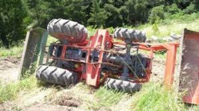 MARAMURES: Un pompier din zona Târgu Lăpuş s-a răsturnat cu tractorul şi i-a fost secţionat gâtul MARAMURES: Un pompier din zona Târgu Lăpuş s-a răsturnat cu tractorul şi i-a fost secţionat gâtul