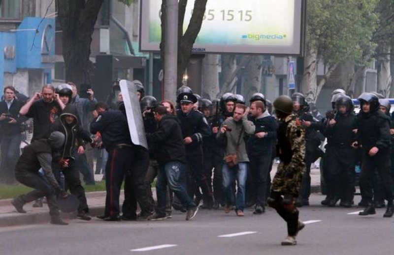 UCRAINA: Manifestanţii proruşi au lansat un asalt asupra Parchetului regional din Doneţk UCRAINA: Manifestanţii proruşi au lansat un asalt asupra Parchetului regional din Doneţk