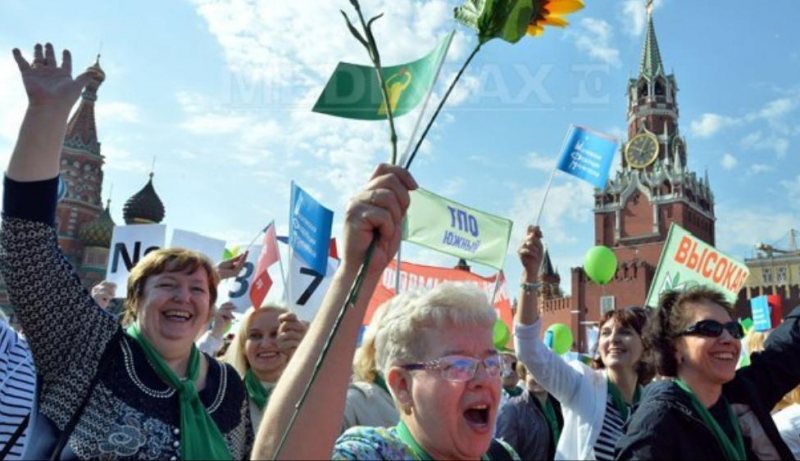 TRADIŢIE: Cel puţin 100.000 de persoane defilează în Piaţa Roşie din Moscova, pentru un 1 Mai patriotic TRADIŢIE: Cel puţin 100.000 de persoane defilează în Piaţa Roşie din Moscova, pentru un 1 Mai patriotic
