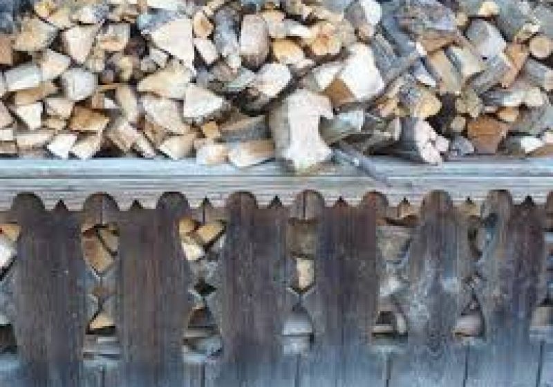 BORŞA: Incendiu la o stivă de lemne