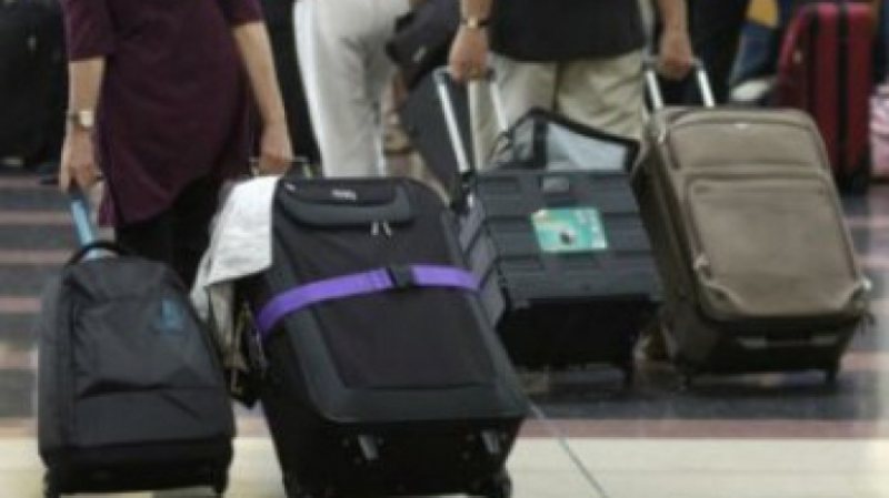 MARAMUREȘ: Tot mai mulți oameni pleacă în străinătate, în căutarea unui trai mai MARAMUREȘ: Tot mai mulți oameni pleacă în străinătate, în căutarea unui trai mai