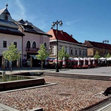BAIA MARE: Parcarea din Piața Libertății se închide pentru amplasarea bradului de Crăciun BAIA MARE: Parcarea din Piața Libertății se închide pentru amplasarea bradului de Crăciun