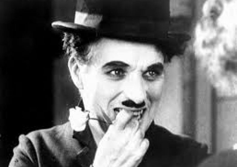 SUVENIR: Costumul purtat de Chaplin în filmul "Little tramp", scos la vânzare pentru 195.000 de dolari SUVENIR: Costumul purtat de Chaplin în filmul "Little tramp", scos la vânzare pentru 195.000 de dolari