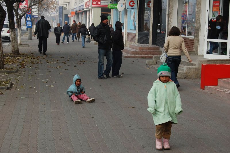 STUDIU: 41 la sută dintre copiii străzii spun că merg la şcoală STUDIU: 41 la sută dintre copiii străzii spun că merg la şcoală
