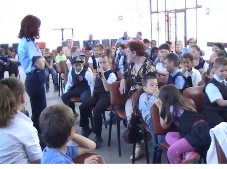 FĂRCAŞA: În prag de vacanţă, elevii primesc recomandări preventive de la poliţişti FĂRCAŞA: În prag de vacanţă, elevii primesc recomandări preventive de la poliţişti