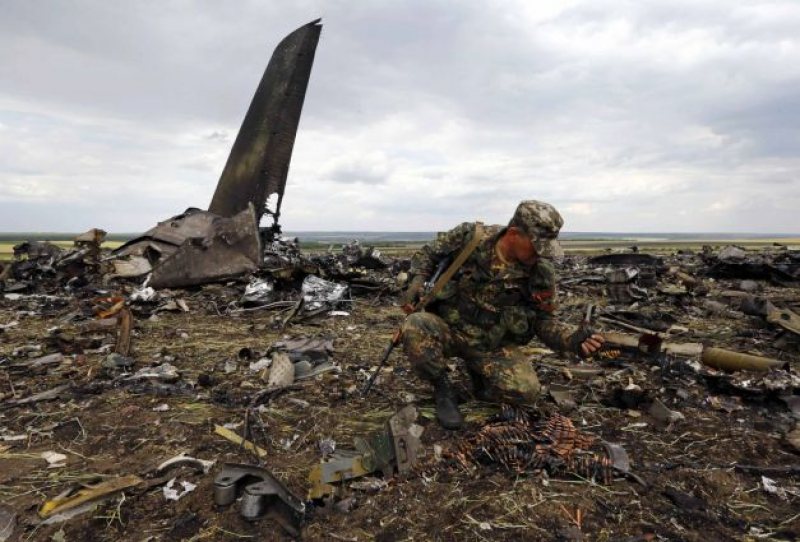 UCRAINA: Rebelii declară că armata ucraineană ar fi doborât avionul militar sâmbătă la Lugansk UCRAINA: Rebelii declară că armata ucraineană ar fi doborât avionul militar sâmbătă la Lugansk