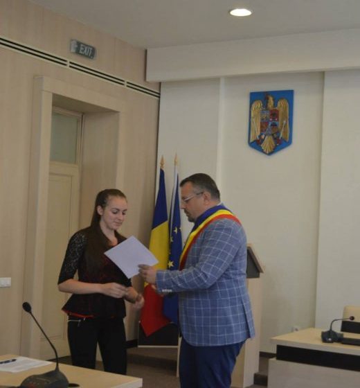 REPORTAJUL ZILEI: 64 de elevi care au dovedit performanţă în actul educaţional au fost premiaţi azi de primarul Ovidiu Nemeş REPORTAJUL ZILEI: 64 de elevi care au dovedit performanţă în actul educaţional au fost premiaţi azi de primarul Ovidiu Nemeş