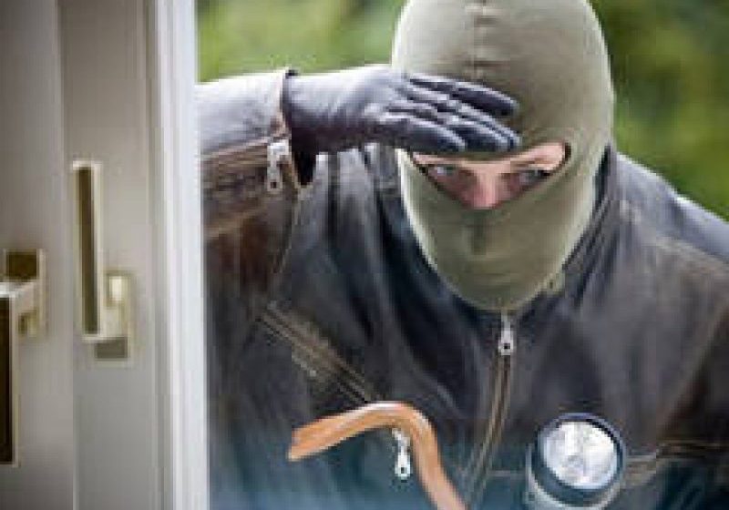 SARASĂU: A sustras bunuri dintr-o locuinţă şi a fost prins de poliţişti