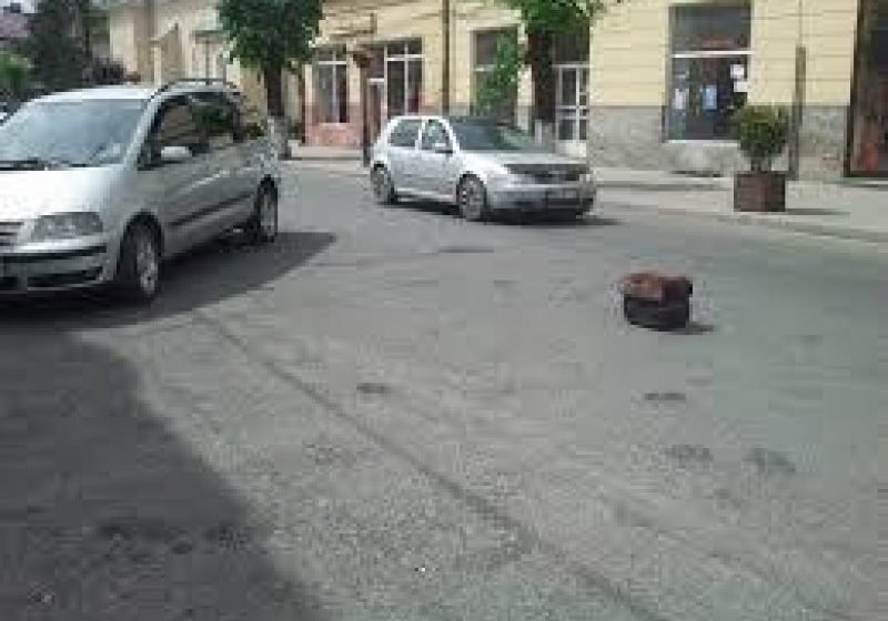 SIGHET: Parcările din oraş, ocupate abuziv de administratorii magazinelor din municipiu SIGHET: Parcările din oraş, ocupate abuziv de administratorii magazinelor din municipiu