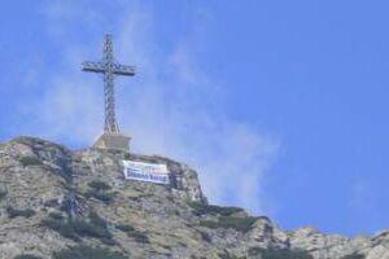 BUCEGI: Banner cu mesaj de mulțumire pentru Simona Halep, amplasat la peste 2.000 de metri altitudine BUCEGI: Banner cu mesaj de mulțumire pentru Simona Halep, amplasat la peste 2.000 de metri altitudine
