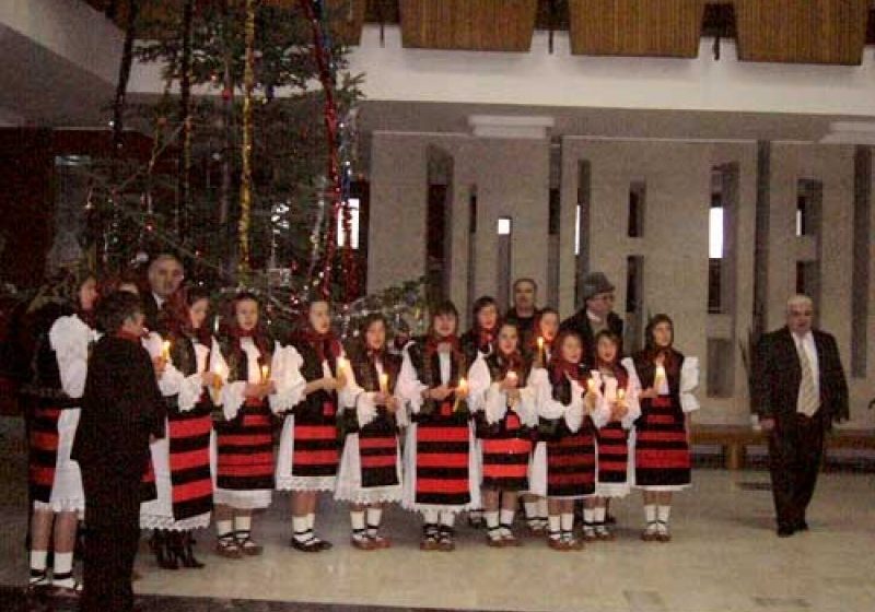 BAIA MARE: Aproape 500 de colindători din toate colţurile judeţului au colindat la Palatul Administrativ