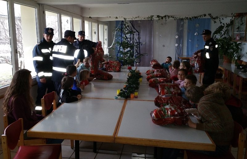 MARAMUREŞ: Moş Crăciun în vizită la pompierii maramureşeni MARAMUREŞ: Moş Crăciun în vizită la pompierii maramureşeni