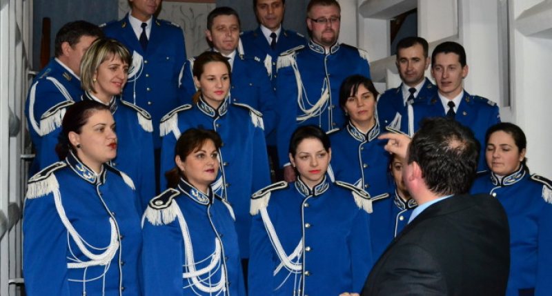 MARAMUREŞ: De astăzi Corala Militară "Pintea Viteazul" a jandarmeriei maramureşene va colinda la toate instituţiile cu care Jandarmeria Maramureş colaborează MARAMUREŞ: De astăzi Corala Militară "Pintea Viteazul" a jandarmeriei maramureşene va colinda la toate instituţiile cu care Jandarmeria Maramureş colaborează