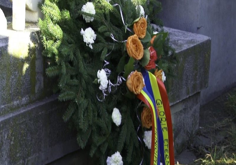 SIGHET: Municipalitatea a depus o coroană de flori la mormântul eroului Antoniu Tiberiu  Florian, împuşcat la Timişoara în 17 decembrie 1989