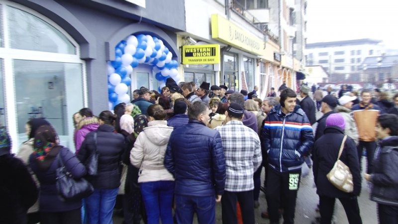SIGHET: Zeci de oameni au stat la coadă la deschiderea unui magazin de electronice și electrocasnice SIGHET: Zeci de oameni au stat la coadă la deschiderea unui magazin de electronice și electrocasnice
