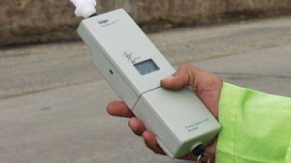 Prins la volan beat și fără permis. Mașina avea numere false Prins la volan beat și fără permis. Mașina avea numere false