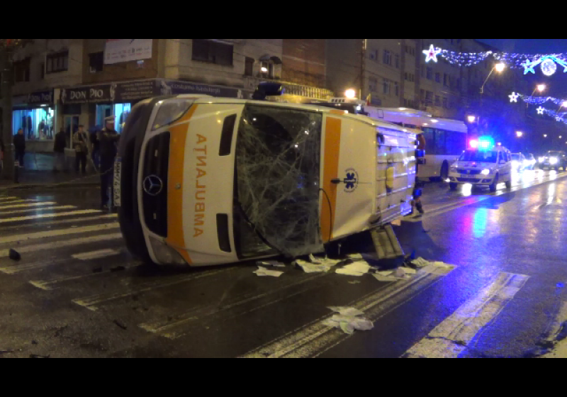 BAIA MARE: Ambulanţă răsturnată în urma unui accident rutier. Pacientul şi un ambulanţier au fost răniţi (FOTO-VIDEO)