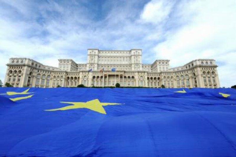 EUROBAROMETRU : Românii au o imagine pozitivă despre UE și privesc cu optimism viitorul EUROBAROMETRU : Românii au o imagine pozitivă despre UE și privesc cu optimism viitorul