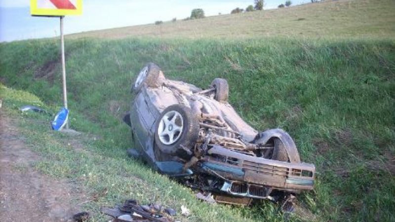 COROIENI: Un tânăr de 22 de ani s-a răsturnat cu maşina în afara carosabilului COROIENI: Un tânăr de 22 de ani s-a răsturnat cu maşina în afara carosabilului