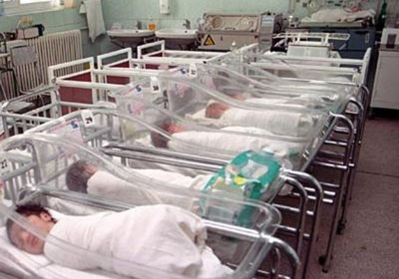 REPORTAJUL ZILEI: În Maramureş se înregistrează tot mai multe naşteri premature şi copii născuţi de mame sub 18 ani
