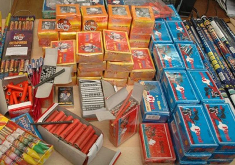 BAIA MARE: Un bărbat a fost surprins în timp ce comercializa petarde în fașa unui magazin
