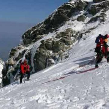 Acțiune Salvamont în munții Țibleș, turist predat echipajelor medicale