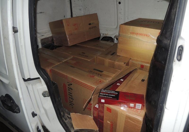 MARAMUREŞ: 376.000 de ţigarete confiscate. Cetăţean ucrainean urmărit de poliţişti şi reţinut (FOTO)