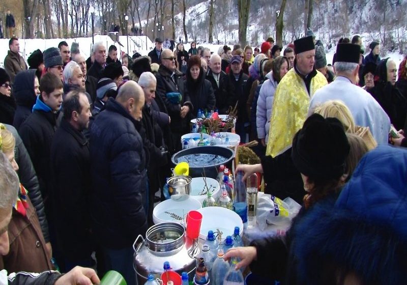 SIGHET: Sute de sigheteni au luat apă sfinţită de pe malul râului Iza