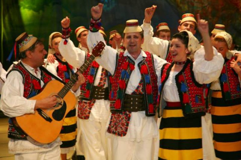 MARAMUREŞ: Ansamblul Transilvania organizează cursuri de dans şi canto MARAMUREŞ: Ansamblul Transilvania organizează cursuri de dans şi canto