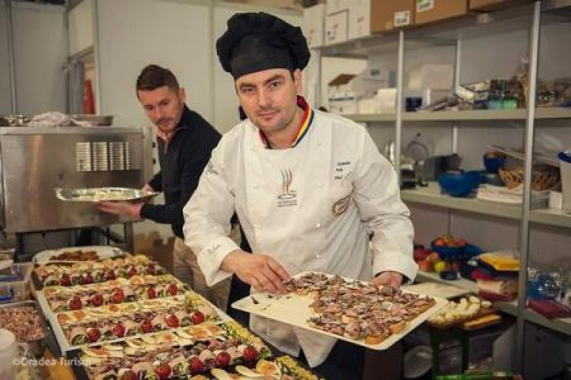 ARTĂ CULINARĂ: Meniu "fabulos și gustos" al unui chef orădean reprezentând România la Târgul de turism de la Viena ARTĂ CULINARĂ: Meniu "fabulos și gustos" al unui chef orădean reprezentând România la Târgul de turism de la Viena