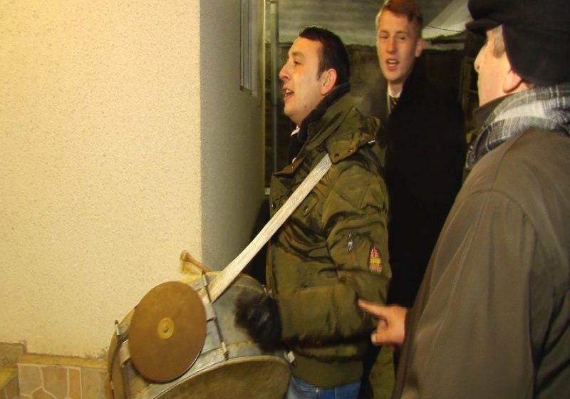 MARAMUREŞ: Tinerii care sărbătoresc Crăciunul pe rit vechi au umblat din casă în casă la colindat
