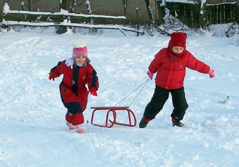 SIGHET: Copii şi adulţi deopotrivă se bucură de zăpadă, mergând la săniuş sau la schiat