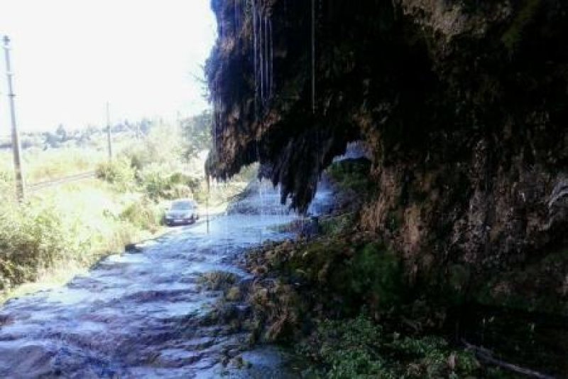 HARGHITA: O parte din cascada mezotermală din Toplița s-a prăbușit peste un drum HARGHITA: O parte din cascada mezotermală din Toplița s-a prăbușit peste un drum