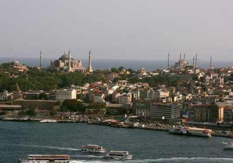 TURCIA: Bombă artizanală, dezamorsată în apropierea unui centru comercial din Istanbul TURCIA: Bombă artizanală, dezamorsată în apropierea unui centru comercial din Istanbul