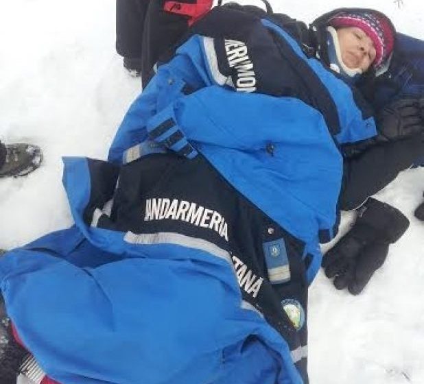 CAVNIC: Jandarmii montani au participat în acest sfârşit de săptămână la două intervenţii de salvare a unor persoane accidentate pe pârtiile de schi CAVNIC: Jandarmii montani au participat în acest sfârşit de săptămână la două intervenţii de salvare a unor persoane accidentate pe pârtiile de schi