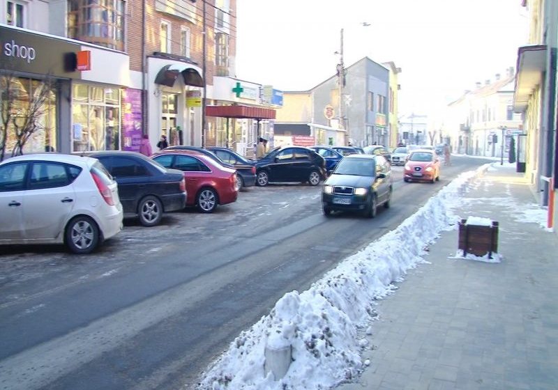 SIGHET: În ciuda amenzilor se parchează în continuare autoturisme în staţiile de autobuz SIGHET: În ciuda amenzilor se parchează în continuare autoturisme în staţiile de autobuz