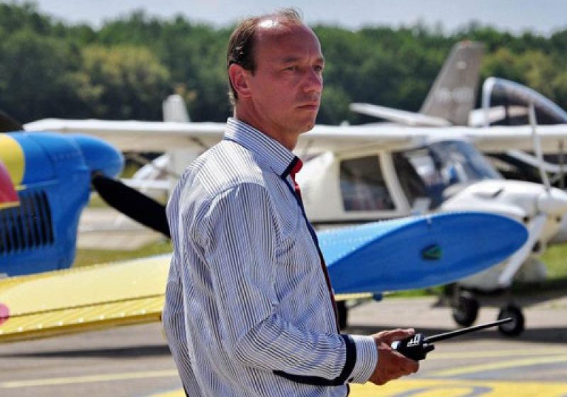 BAIA MARE: Directorul aeroportului nu vrea să îi dea fostului şef al aerogării avionul pe care acesta îl revendică