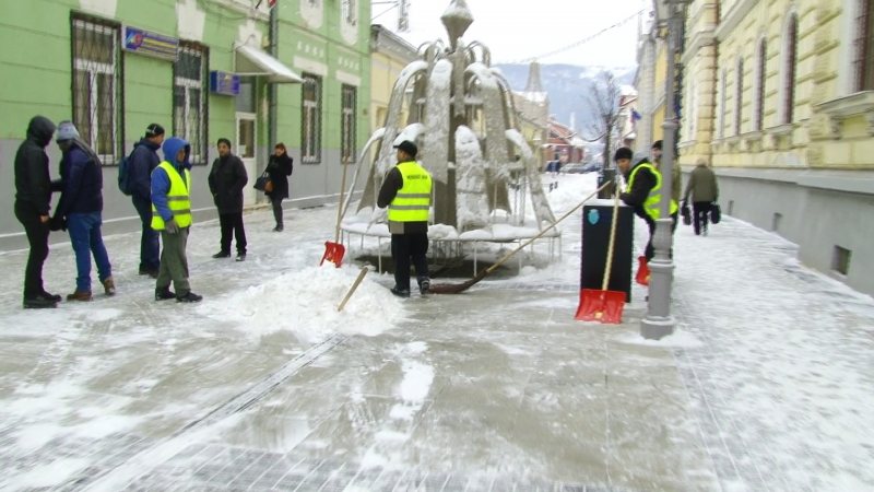 SIGHET: Aleea pietonală a fost deszăpezită încă de la primele ore ale dimineţii SIGHET: Aleea pietonală a fost deszăpezită încă de la primele ore ale dimineţii
