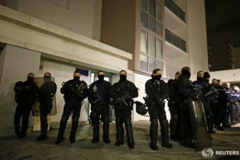 ATENTAT FRANŢA: Drapele jihadiste și sticle incendiare, găsite în mașina abandonată de suspecți ATENTAT FRANŢA: Drapele jihadiste și sticle incendiare, găsite în mașina abandonată de suspecți