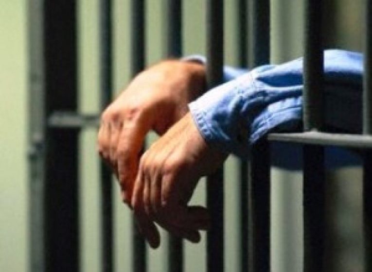 SIGHET: Un tânăr de 25 de ani ce avea de executat o pedeapsă de trei luni de închisoare a fost prins de poliţişti SIGHET: Un tânăr de 25 de ani ce avea de executat o pedeapsă de trei luni de închisoare a fost prins de poliţişti