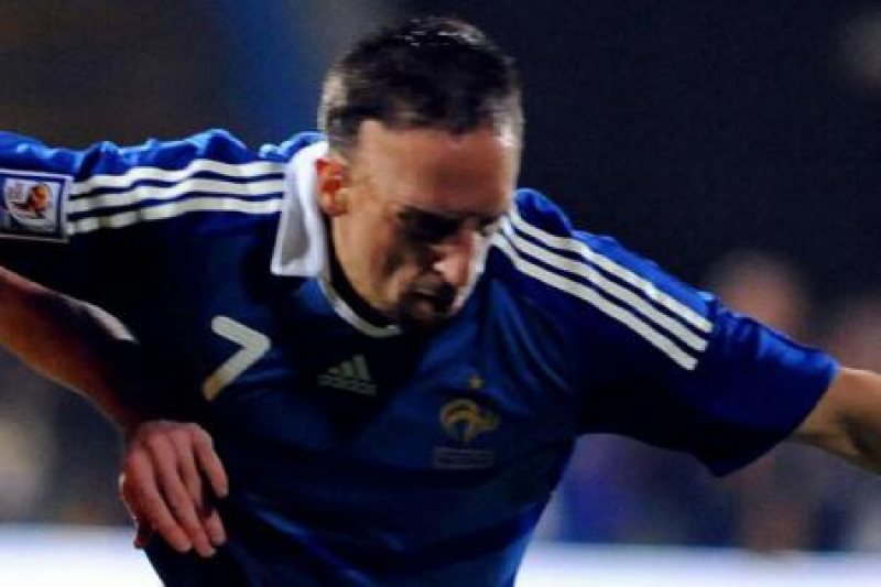FOTBAL: Ribery spune că nimeni nu are șansă să câștige Balonul de Aur în fața lui Messi și Ronaldo FOTBAL: Ribery spune că nimeni nu are șansă să câștige Balonul de Aur în fața lui Messi și Ronaldo