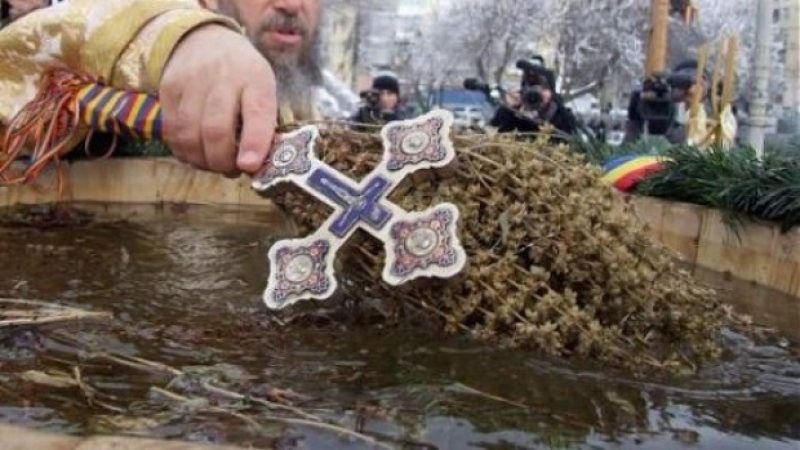 BOBOTEAZA: Mii de credincioşi, la bisericile din ţară pentru a lua apă sfinţită BOBOTEAZA: Mii de credincioşi, la bisericile din ţară pentru a lua apă sfinţită