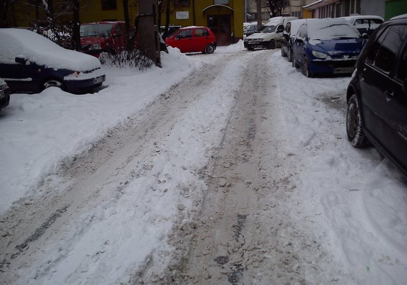 BAIA MARE: Oraşul, sub zăpadă. Maşinile de deszăpezire, scumpe la vedere