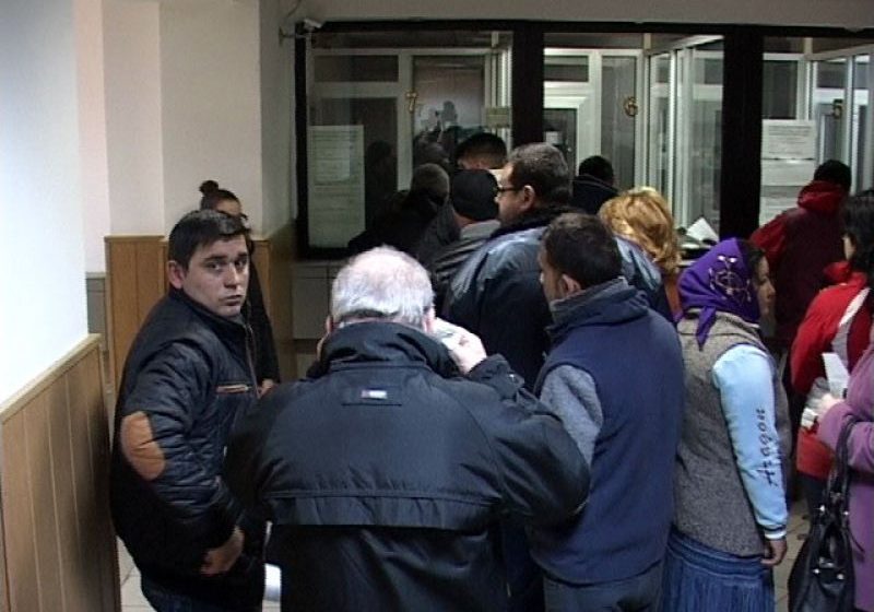 BAIA MARE: Vârstnicii s-au înghesuit să-şi plătească impozitele în chiar prima zi de încasare a acestora BAIA MARE: Vârstnicii s-au înghesuit să-şi plătească impozitele în chiar prima zi de încasare a acestora