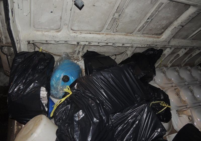 BAIA MARE: Aproximativ 6000 de pachete de ţigări confiscate de poliţişti şi o autoutilitară indisponibilizată