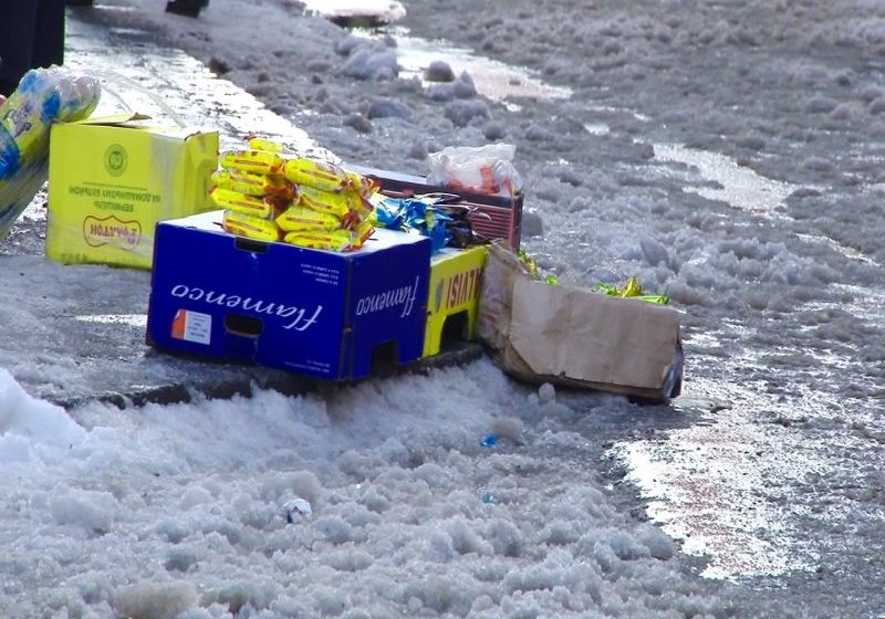 SIGHET: Vânzătorii ambulanţi continuă să-şi vândă marfa direct de pe asfalt SIGHET: Vânzătorii ambulanţi continuă să-şi vândă marfa direct de pe asfalt