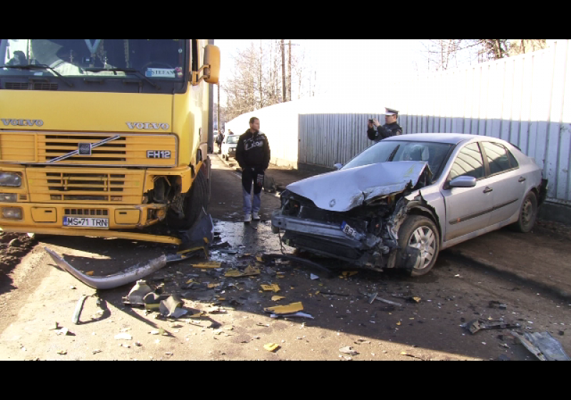 BAIA MARE: Impact violent între un autoturism şi un TIR. Doi adulţi şi un copil au fost duşi la spital